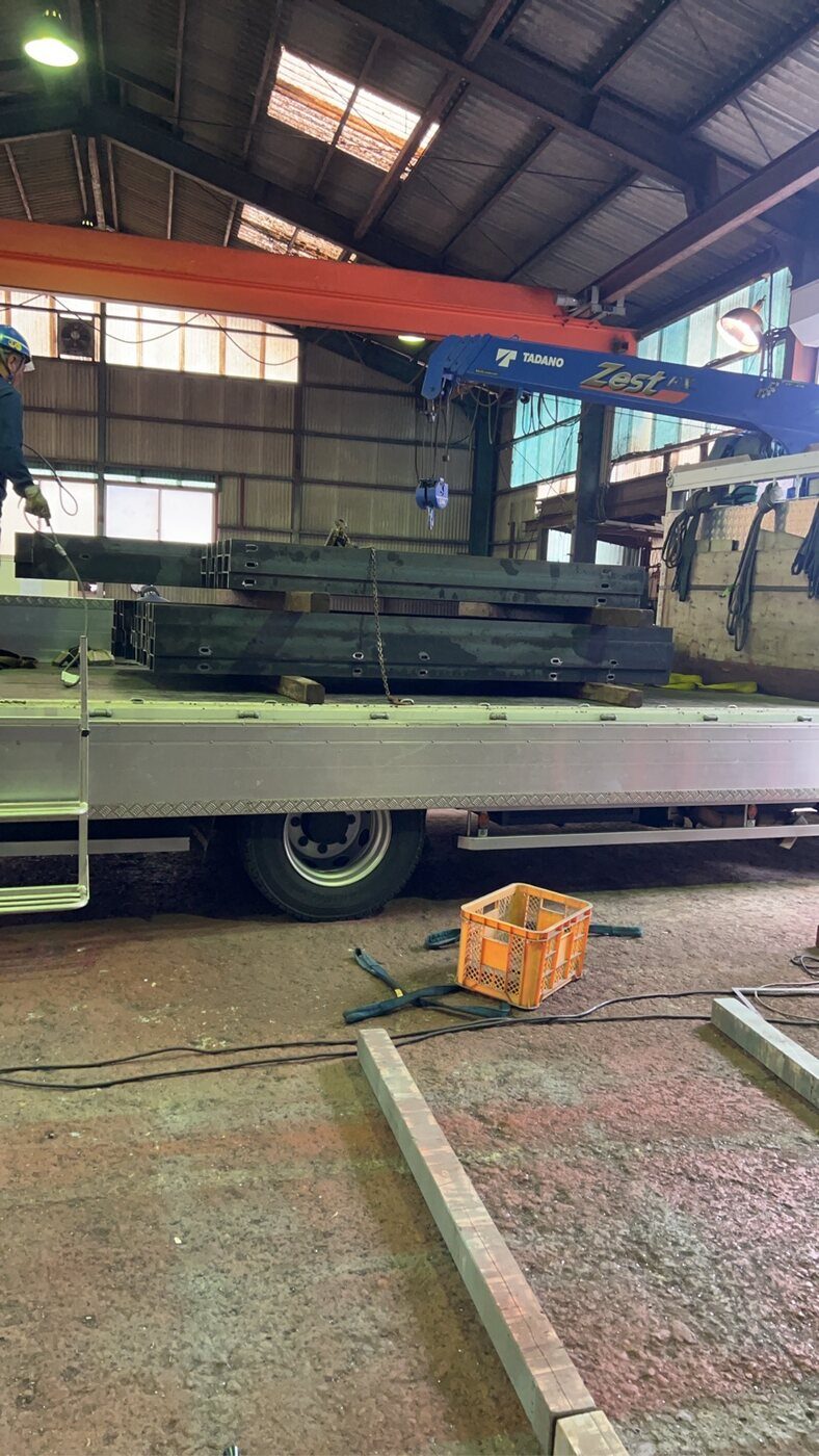 鉄骨部材出荷：製作完了した鉄骨部材の出荷作業